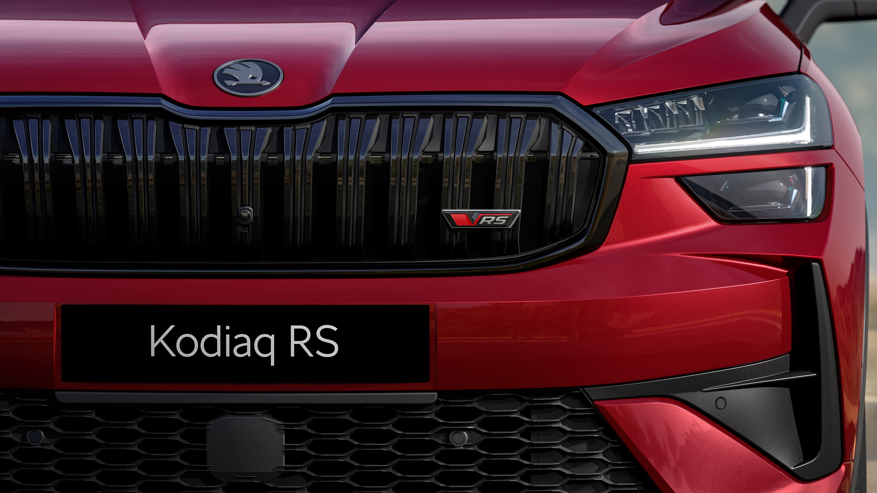 全新 Škoda Kodiaq RS 承襲 Rally Sport 血統，專屬 RS 運動化外觀套件搭配黑化水箱護罩與大型下氣壩設計，展現強烈運動氣息與視覺張力